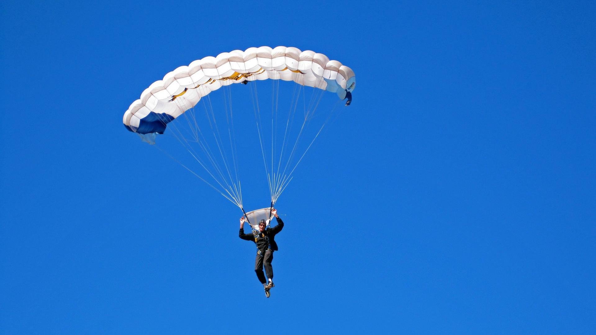 逆袭之夜，周冠宇领衔哈斯车队翻盘红牛二队