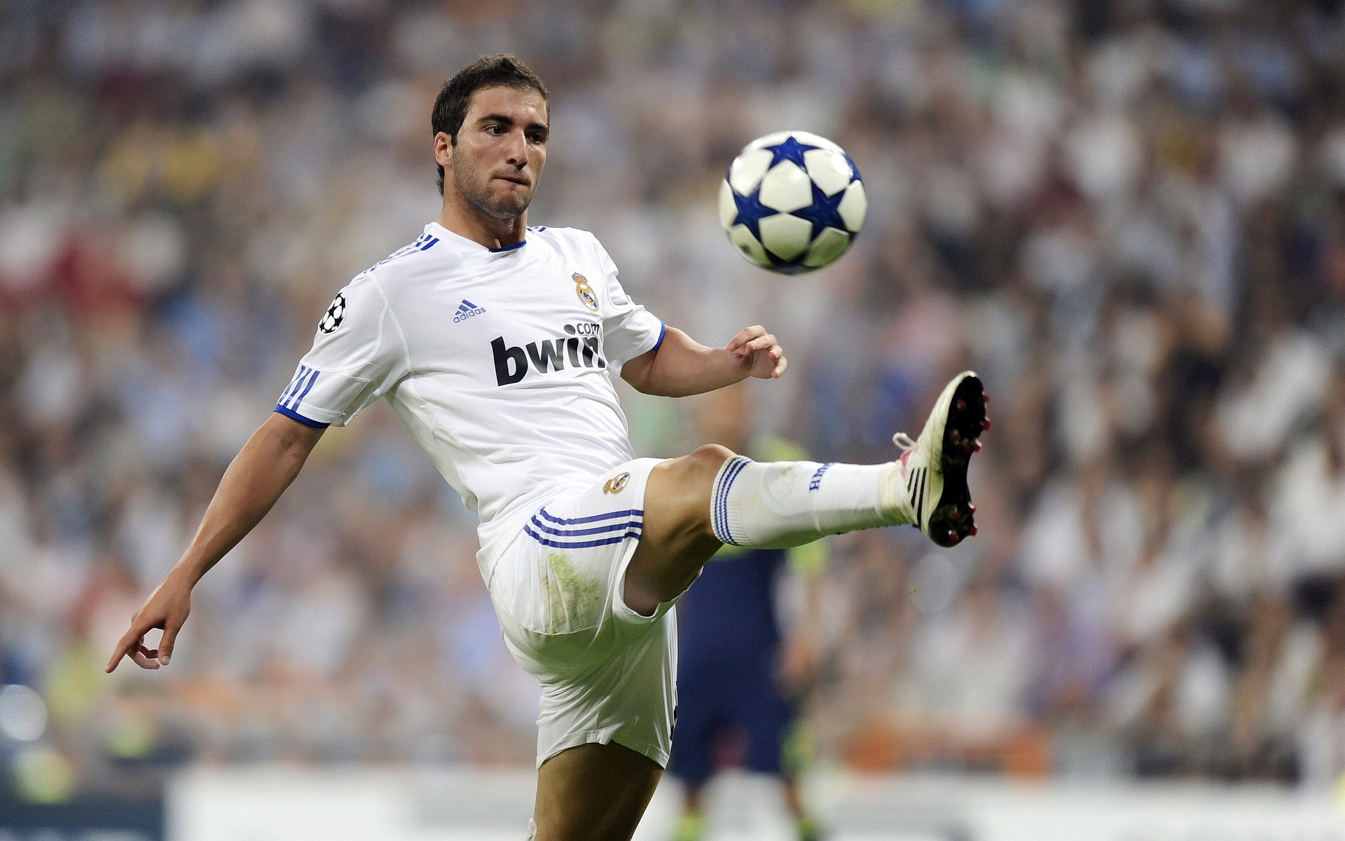 巴黎鏖战尤文，贝林厄姆关键制胜，一场定义新时代的欧冠对决