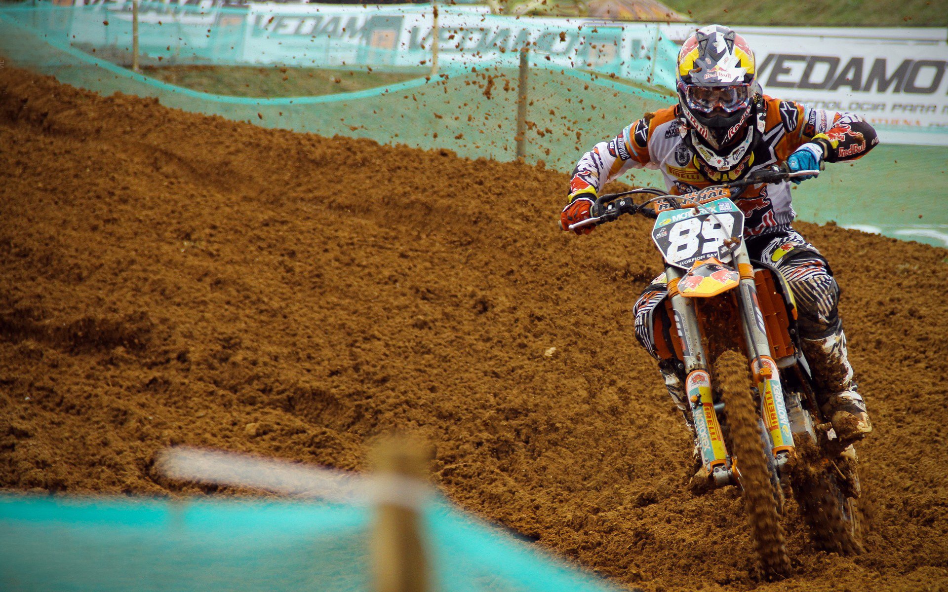 橙色闪电划破法国夜空—哈斯车队的完美风暴与皮亚斯特里的致命一击